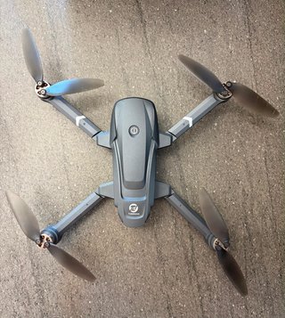 Dron gris con luces LED y camara HD 4K