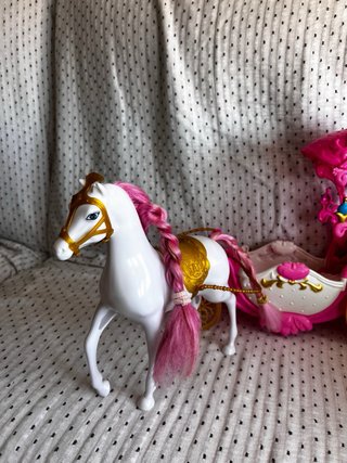 Carruaje de juguete con caballo rosa