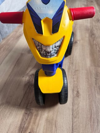 Moto correpasillos Molto azul y amarillo