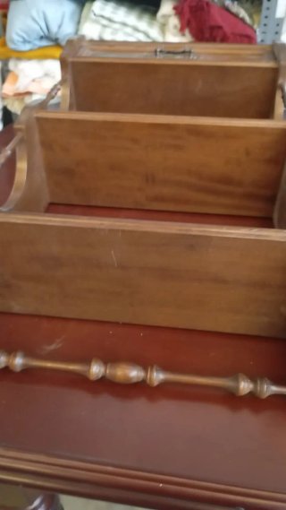 Estanterías de madera con cajones