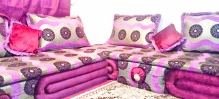 Salón árabe morado y plateado