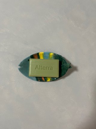 Jabonera artesanal de cerámica con jabón vegano
