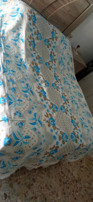 Cubierta de cama floral azul y blanco