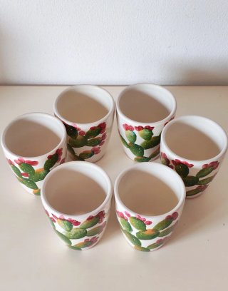 Bicchieri in ceramica decorati con fichi d'India