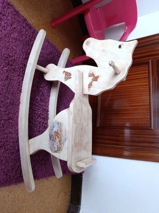 Caballo balancín de madera