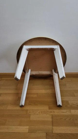 Mesa redonda de madera blanca