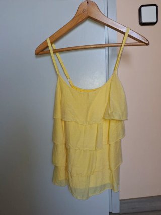 Camiseta amarilla con volantes