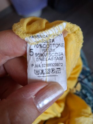 Camiseta amarilla con volantes