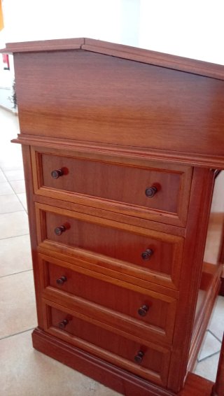 Escritorio de madera con cajón