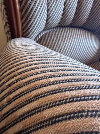 Sillones antiguos de tela y madera