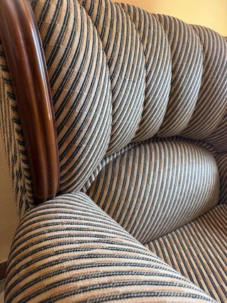 Sillones antiguos de tela y madera