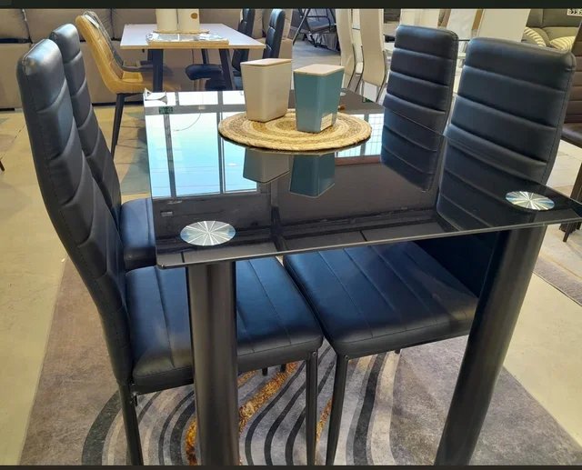 Mesa comedor cristal y 4 sillas negras