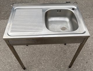 Fregadero de acero inoxidable con escurridor