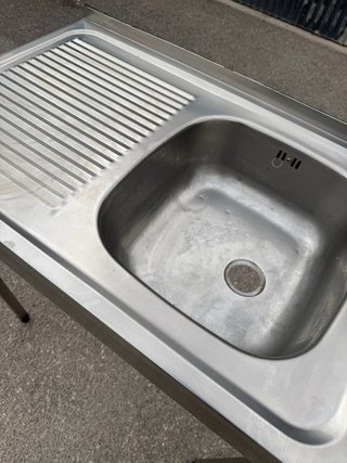 Fregadero de acero inoxidable con escurridor