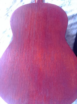 Guitarra con su funda y sus tres puas
