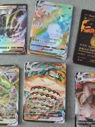 Várias cartas Pokémon raras