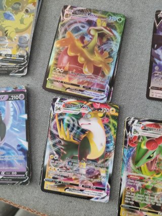 Várias cartas Pokémon raras