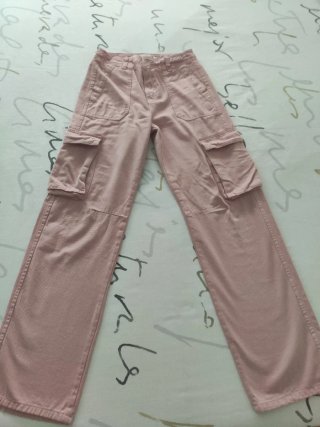Pantalones cargo Stradivarius rosas mujer