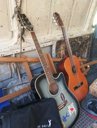 Guitarras Acústicas (2) con Funda