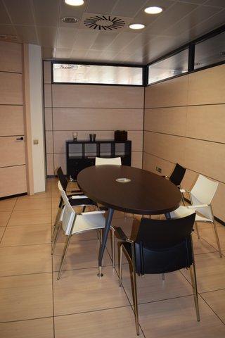Mesa de reuniones ovalada con 6 sillas