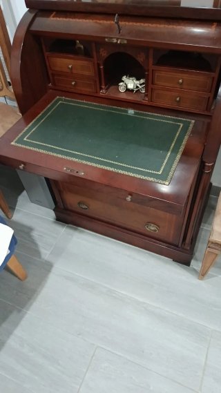Mueble escritorio clásico madera y ratán