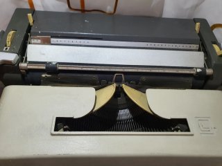 Máquina de escribir Olivetti LINEA 90