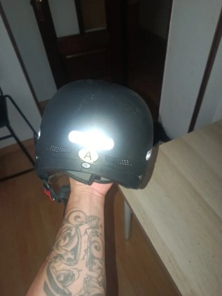 Casco patinete eléctrico con visera