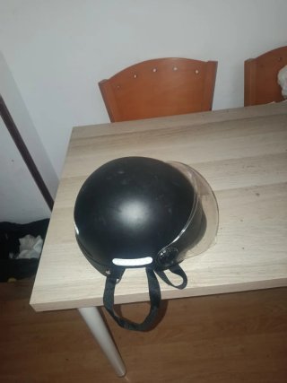 Casco patinete eléctrico con visera