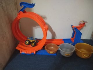 Pista Hot Wheels con Coche y Cubos