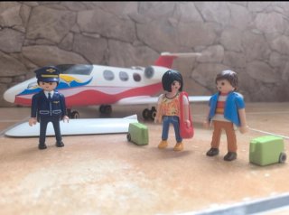 Avión Playmobil con figuras y maletas