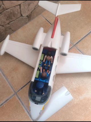 Avión Playmobil con figuras y maletas