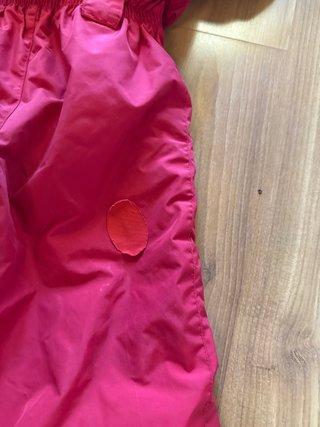 Mono de esquí rojo con capucha