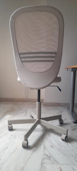 Silla de escritorio y trabajo  beige con ruedas
