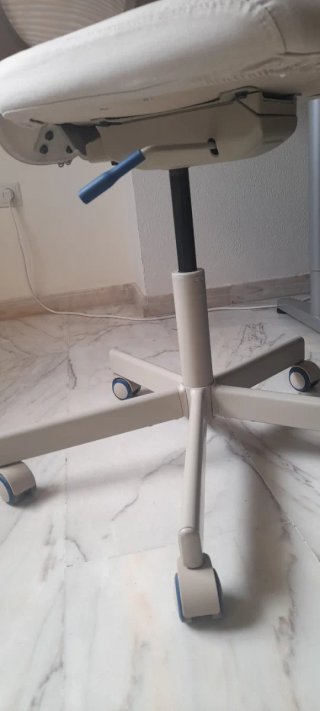 Silla de escritorio y trabajo  beige con ruedas