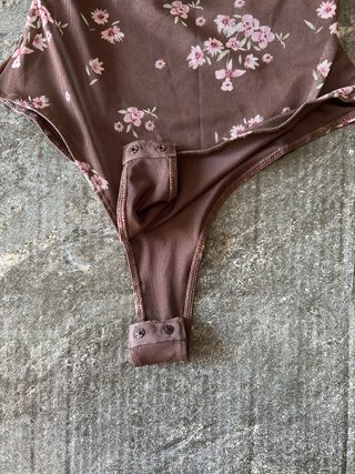 Body floral marrón chocolate XS nuevo con etiqueta