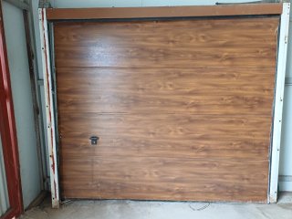 Puerta de garaje seccional madera