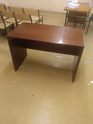 Escritorio de madera para estudio u oficina
