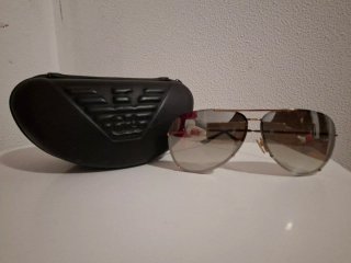 Gafas de sol Emporio Armani doradas y negras