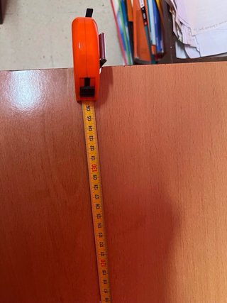 Escritorio madera 140x57cm. Color claro, tiene alg