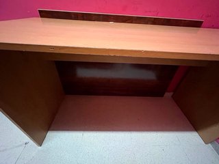 Escritorio madera 140x57cm. Color claro, tiene alg