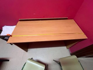 Escritorio madera 140x57cm. Color claro, tiene alg