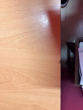 Escritorio madera 140x57cm. Color claro, tiene alg