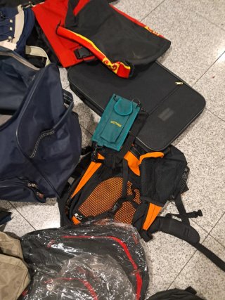 Lote de mas de 15 mochilas y bolsas de viaje.