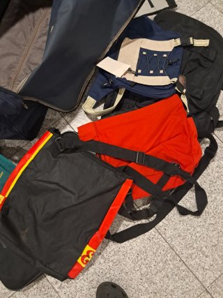 Lote de mas de 15 mochilas y bolsas de viaje.