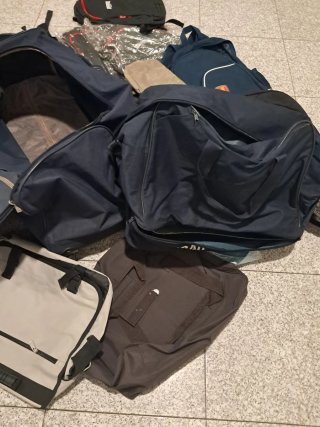 Lote de mas de 15 mochilas y bolsas de viaje.