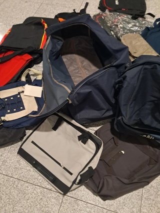 Lote de mas de 15 mochilas y bolsas de viaje.