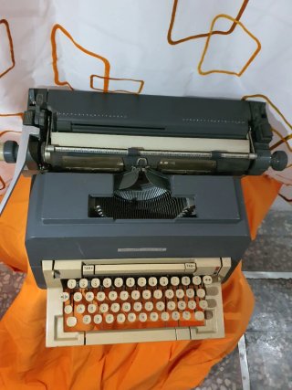 Máquina de escribir Olivetti Linea 98