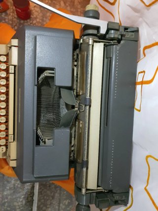 Máquina de escribir Olivetti Linea 98