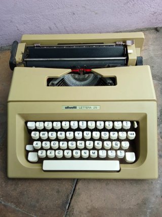 Máquina de escribir Olivetti Lettera 25