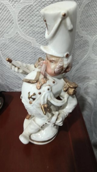 Figura decorativa militar de porcelana